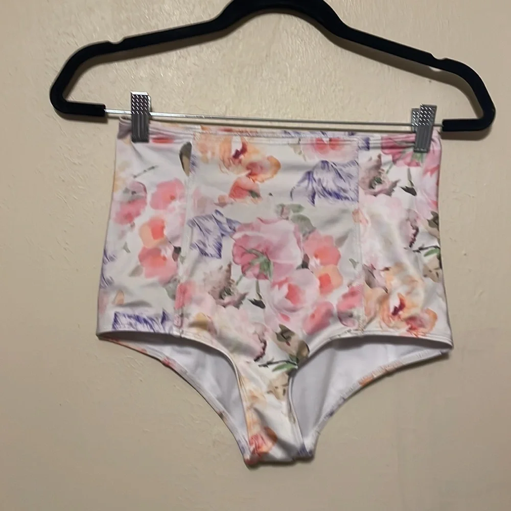 Kortni jeane whimsical floral extended high rise Size Small